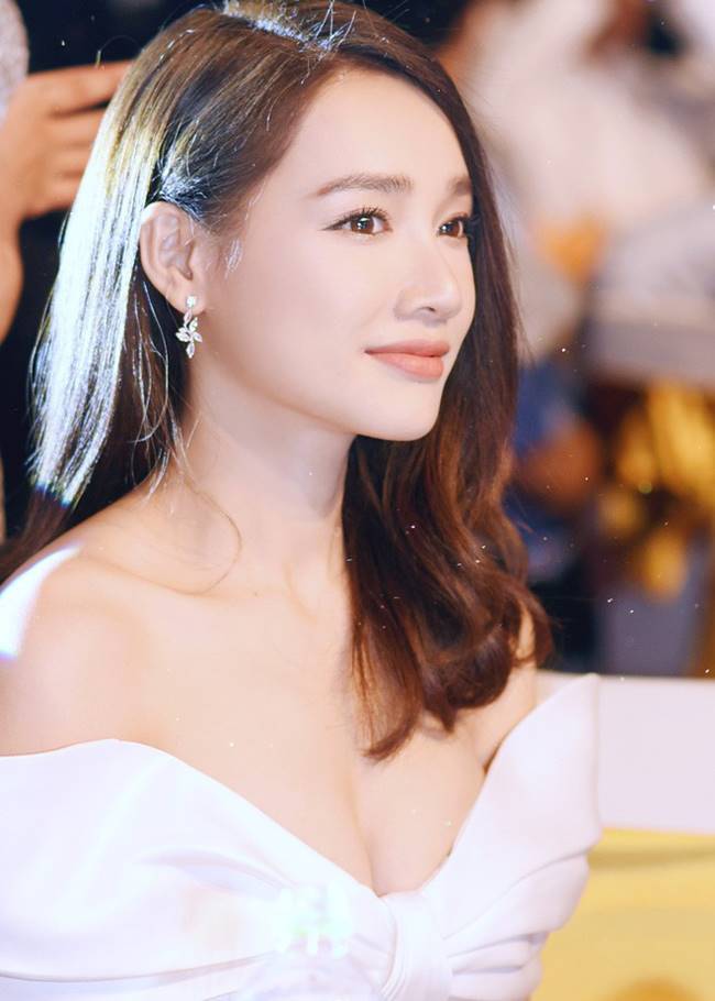Sau khi sinh con, Nhã Phương nhiều lần khiến fan thót tim vì váy quá trễ nải-2
