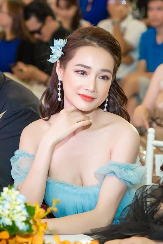 Sau khi sinh con, Nhã Phương nhiều lần khiến fan thót tim vì váy quá trễ nải-10