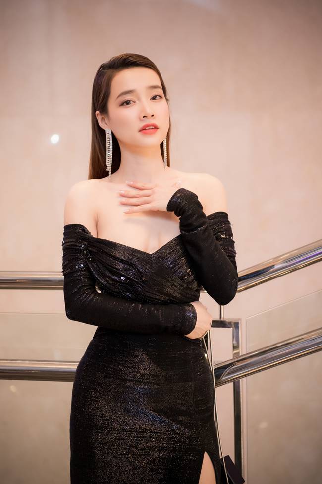 Sau khi sinh con, Nhã Phương nhiều lần khiến fan thót tim vì váy quá trễ nải-7