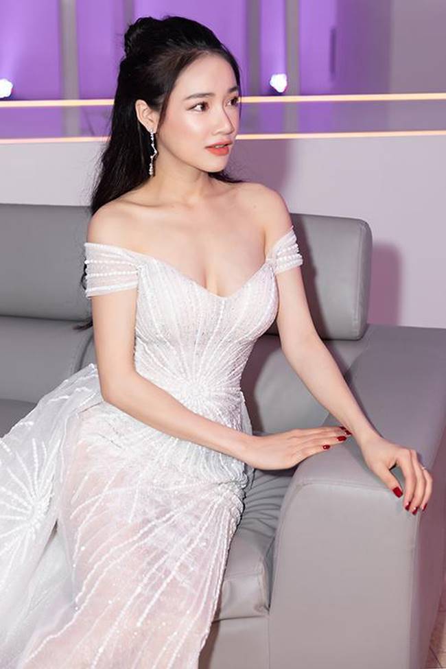 Sau khi sinh con, Nhã Phương nhiều lần khiến fan thót tim vì váy quá trễ nải-11