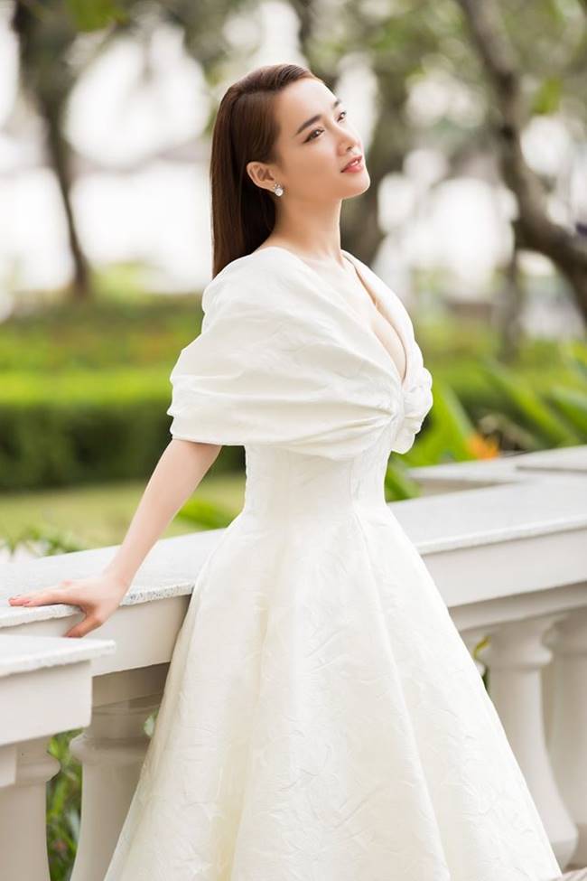 Sau khi sinh con, Nhã Phương nhiều lần khiến fan thót tim vì váy quá trễ nải-12