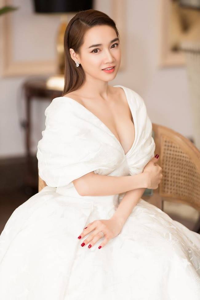 Sau khi sinh con, Nhã Phương nhiều lần khiến fan thót tim vì váy quá trễ nải-13