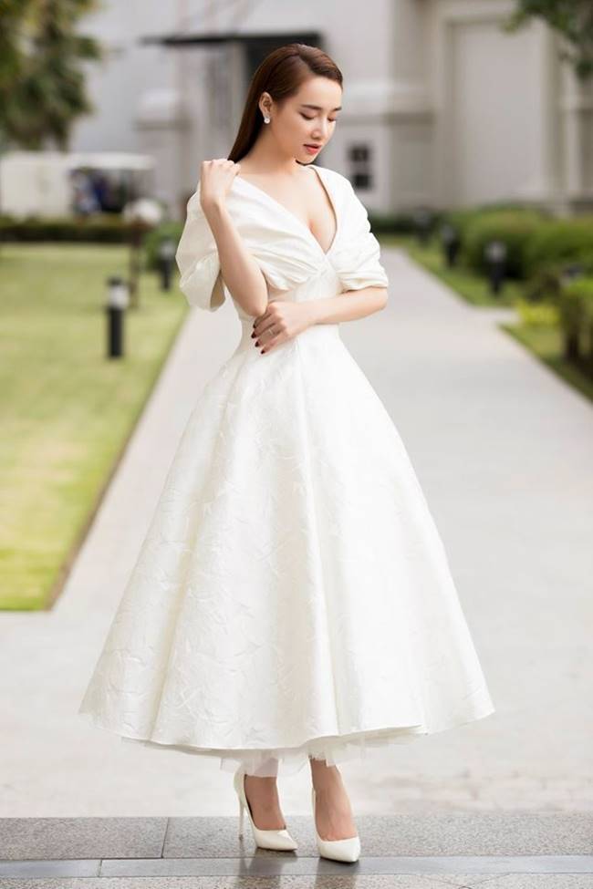 Sau khi sinh con, Nhã Phương nhiều lần khiến fan thót tim vì váy quá trễ nải-14