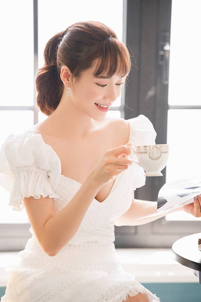 Sau khi sinh con, Nhã Phương nhiều lần khiến fan thót tim vì váy quá trễ nải-15