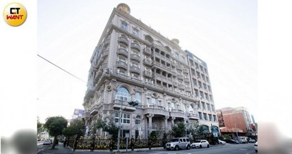 Giám đốc lấy 4 vợ cùng lúc, tự hào làm chuyện ấy 40 lần/tháng không để vợ nào thiệt-2