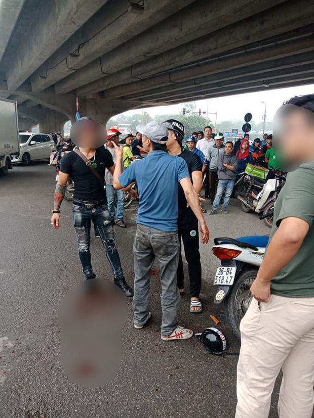 Kinh hoàng nam thanh niên cầm dao truy sát 2 cô gái, 1 người bị đâm gục-2