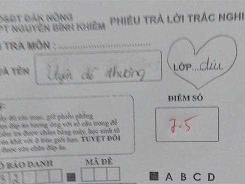 Đang buồn vì nghe cô giáo bảo mình điểm kém, nhưng lúc nhận bài kiểm tra nam sinh chỉ biết cười không nhặt được mồm-2