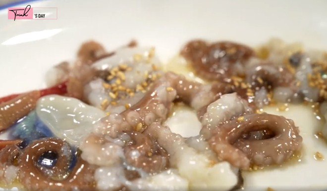 Ngọc Trinh ăn hải sản bữa tiền triệu nhưng vẫn không quên mang theo một món rẻ tiền quê nhà-8