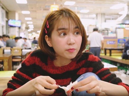 Ngọc Trinh ăn hải sản bữa tiền triệu nhưng vẫn không quên mang theo một món rẻ tiền quê nhà
