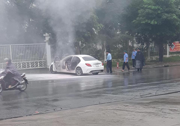 Xế sang Mercedes bốc cháy dữ dội bên đường, cảnh sát đến dập lửa nhưng không thấy chủ nhân đâu-1