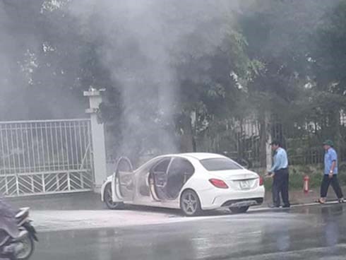 Xế sang Mercedes bốc cháy dữ dội bên đường, cảnh sát đến dập lửa nhưng không thấy chủ nhân đâu