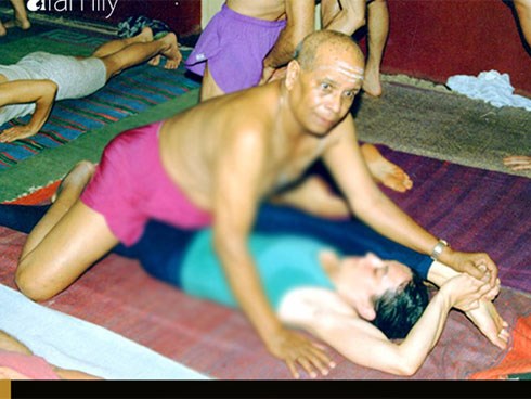 Quấy rối tình dục trong lớp Yoga - lộ liễu nhưng ít người nhận ra: Những tư thế nhạy cảm và đụng chạm khiếm nhã từ giáo viên khiến học viên phải