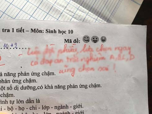 Đang buồn vì nghe cô giáo bảo mình điểm kém, nhưng lúc nhận bài kiểm tra nam sinh chỉ biết cười không nhặt được mồm