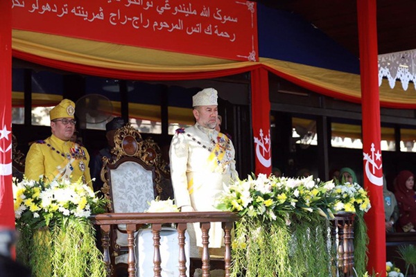 Cựu vương Malaysia lần đầu xuất hiện công khai trước công chúng sau lùm xùm không nhận con và hành động thách thức của người đẹp Nga-1