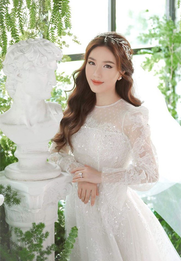 Không cần đoán già đoán non, Thúy Ngân là khách mời Vbiz đầu tiên xuất hiện trong đám cưới Bảo Thy-2