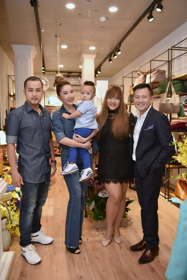 Không cần đoán già đoán non, Thúy Ngân là khách mời Vbiz đầu tiên xuất hiện trong đám cưới Bảo Thy-4