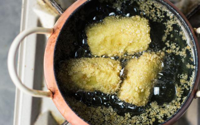 Bánh chuối chiên kiểu mới, trong mềm ngoài giòn rụm, ăn một miếng là nghiền-4