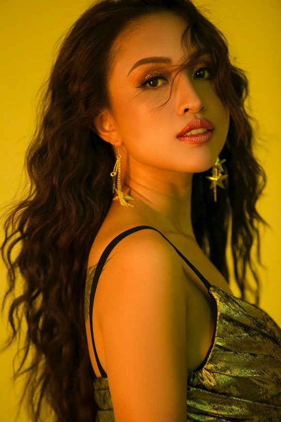 Vân Hugo diện váy áo buông lơi, trễ nải khoe nét gợi cảm ở tuổi 34-2