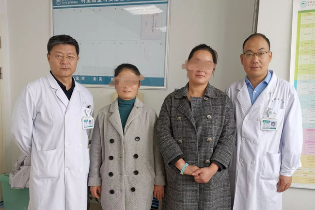 2 chị em ruột tự phát hiện ung thư vú nhờ 1 việc đơn giản, đến bác sĩ cũng phải khen ngợi và khuyên mọi người học theo-1