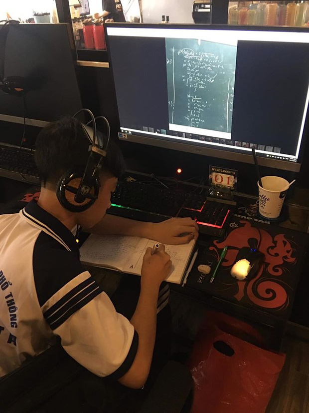 Cả lớp rủ nhau vào quán nét chơi game, người PUBG kẻ LMHT, riêng lớp phó học tập ngồi một góc... làm bài tập về nhà-1