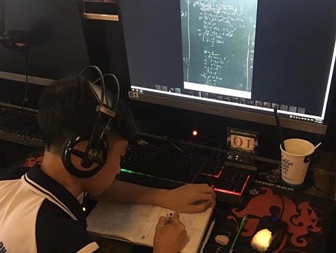 Cả lớp rủ nhau vào quán nét chơi game, người PUBG kẻ LMHT, riêng lớp phó học tập ngồi một góc... làm bài tập về nhà