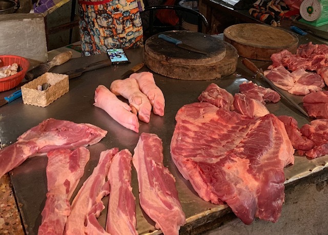 Khủng khiếp giá thịt lợn tại chợ, đắt hơn cả thịt bò Mỹ-1