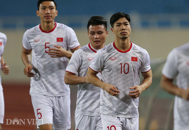 Đội mưa tập luyện trước trận gặp UAE: Công Phượng, Văn Hậu bị soi-2