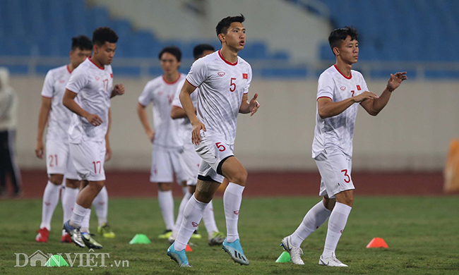 Đội mưa tập luyện trước trận gặp UAE: Công Phượng, Văn Hậu bị soi-3