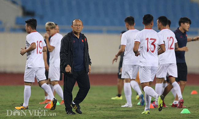 Đội mưa tập luyện trước trận gặp UAE: Công Phượng, Văn Hậu bị soi-4