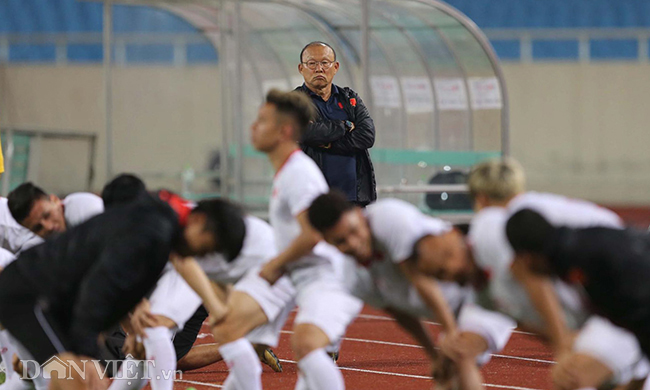 Đội mưa tập luyện trước trận gặp UAE: Công Phượng, Văn Hậu bị soi-5