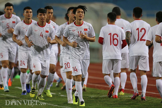 Đội mưa tập luyện trước trận gặp UAE: Công Phượng, Văn Hậu bị soi-10