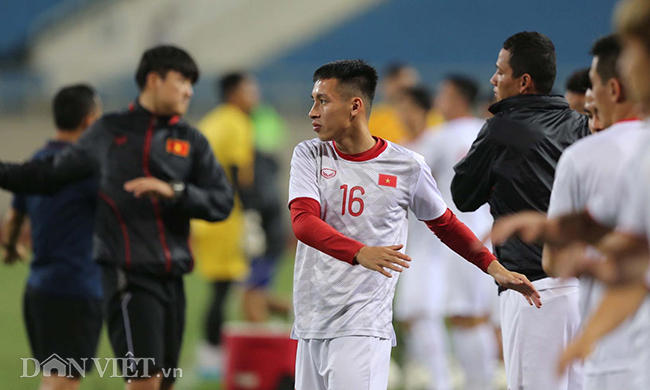 Đội mưa tập luyện trước trận gặp UAE: Công Phượng, Văn Hậu bị soi-13