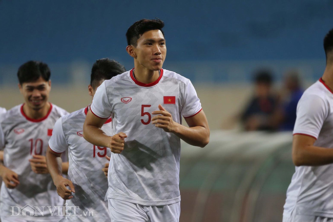 Đội mưa tập luyện trước trận gặp UAE: Công Phượng, Văn Hậu bị soi-7