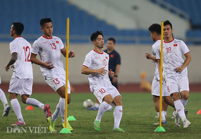 Đội mưa tập luyện trước trận gặp UAE: Công Phượng, Văn Hậu bị soi-8