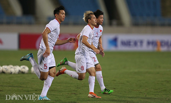 Đội mưa tập luyện trước trận gặp UAE: Công Phượng, Văn Hậu bị soi-9