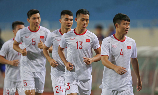 Đội mưa tập luyện trước trận gặp UAE: Công Phượng, Văn Hậu bị soi-14