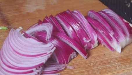 Đổ 3 quả trứng vào hành tây: Món ăn đơn giản nhưng ngon không ngờ-3