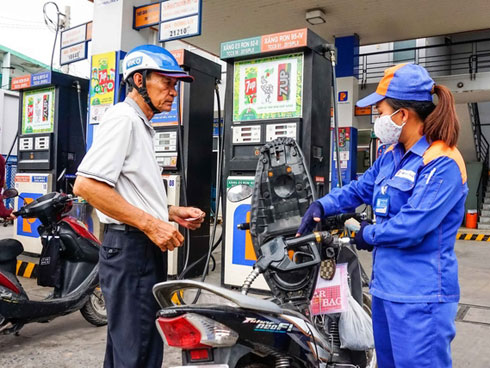 Sau 2 lần giảm, xăng lại tăng giá chiều nay-2