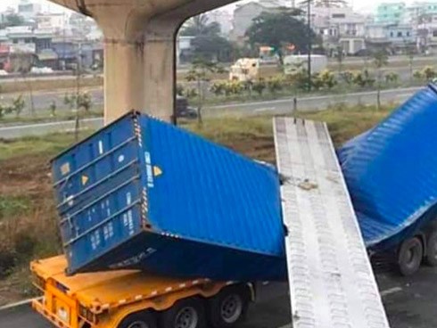 Dầm cầu bộ hành bị xe container kéo sập vì có độ cao thấp hơn thiết kế?
