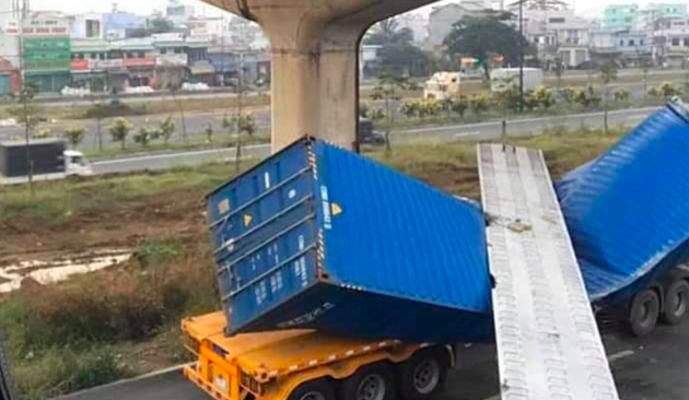 Dầm cầu bộ hành bị xe container kéo sập vì có độ cao thấp hơn thiết kế?-1