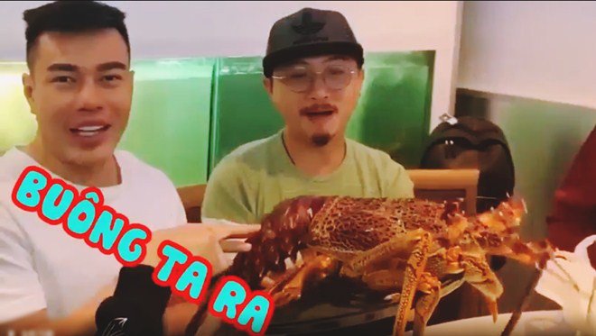 Hoài Linh giấu kỹ bọc thức ăn giữa bàn tiệc toàn vi cá, tôm hùm, mở ra ai cũng thương-2