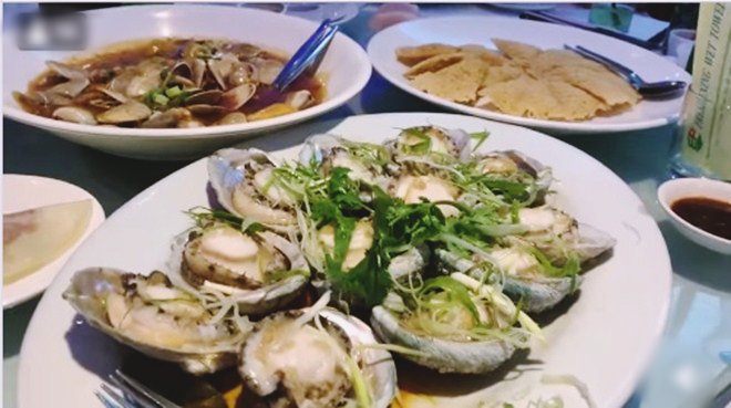 Hoài Linh giấu kỹ bọc thức ăn giữa bàn tiệc toàn vi cá, tôm hùm, mở ra ai cũng thương-3