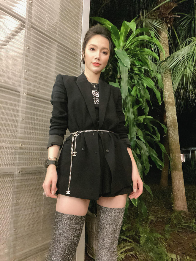 Xôn xao ảnh MC Minh Hà đeo đồng hồ đôi bên người đàn ông lạ mặt, rộ nghi vấn đang bí mật hẹn hò-3