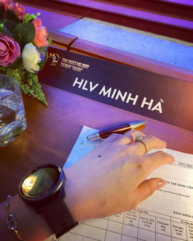 Xôn xao ảnh MC Minh Hà đeo đồng hồ đôi bên người đàn ông lạ mặt, rộ nghi vấn đang bí mật hẹn hò-2