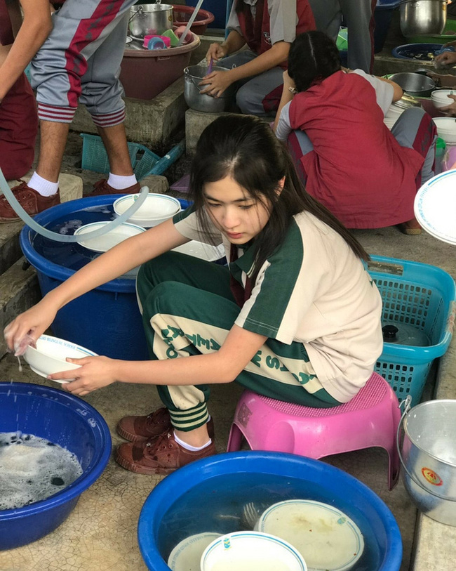 Chỉ ngồi rửa bát thôi, cô gái này cũng khiến cư dân mạng thi nhau tìm kiếm info vì nhan sắc quá xinh đẹp-1
