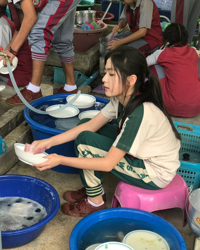 Chỉ ngồi rửa bát thôi, cô gái này cũng khiến cư dân mạng thi nhau tìm kiếm info vì nhan sắc quá xinh đẹp-2