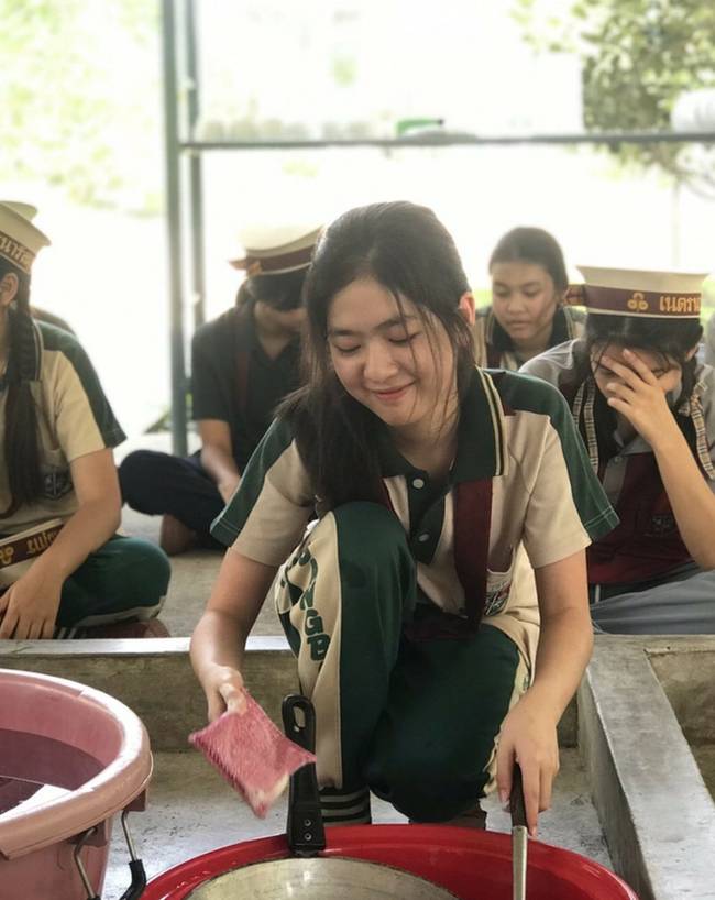 Chỉ ngồi rửa bát thôi, cô gái này cũng khiến cư dân mạng thi nhau tìm kiếm info vì nhan sắc quá xinh đẹp-3