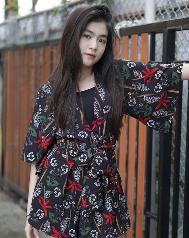 Chỉ ngồi rửa bát thôi, cô gái này cũng khiến cư dân mạng thi nhau tìm kiếm info vì nhan sắc quá xinh đẹp-5