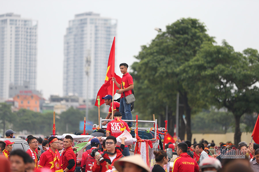 Hàng triệu CĐV vỡ òa trong niềm vui chiến thắng của đội tuyển Việt Nam trước UAE-35