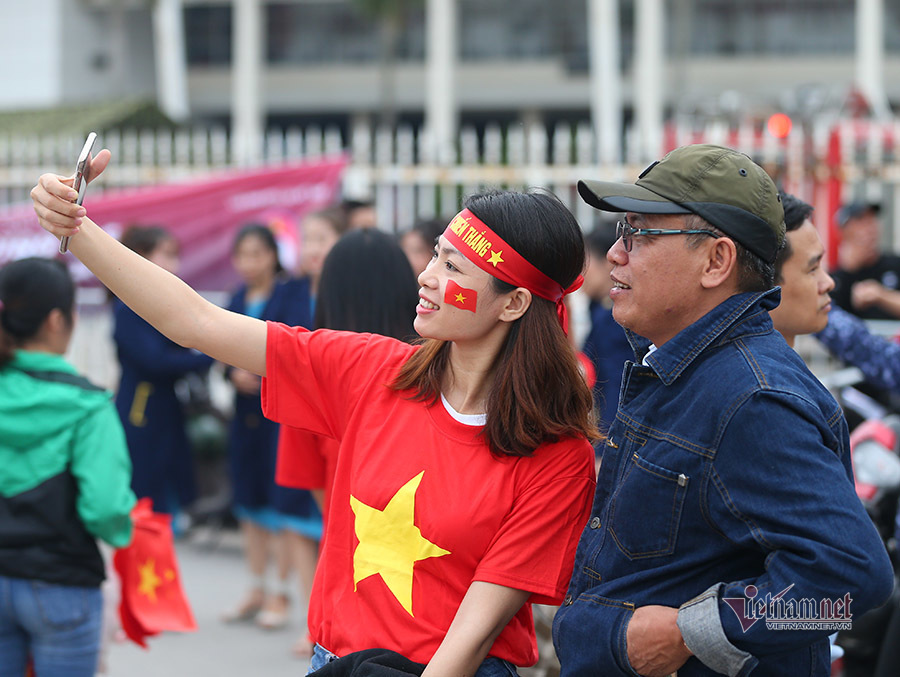 Hàng triệu CĐV vỡ òa trong niềm vui chiến thắng của đội tuyển Việt Nam trước UAE-38